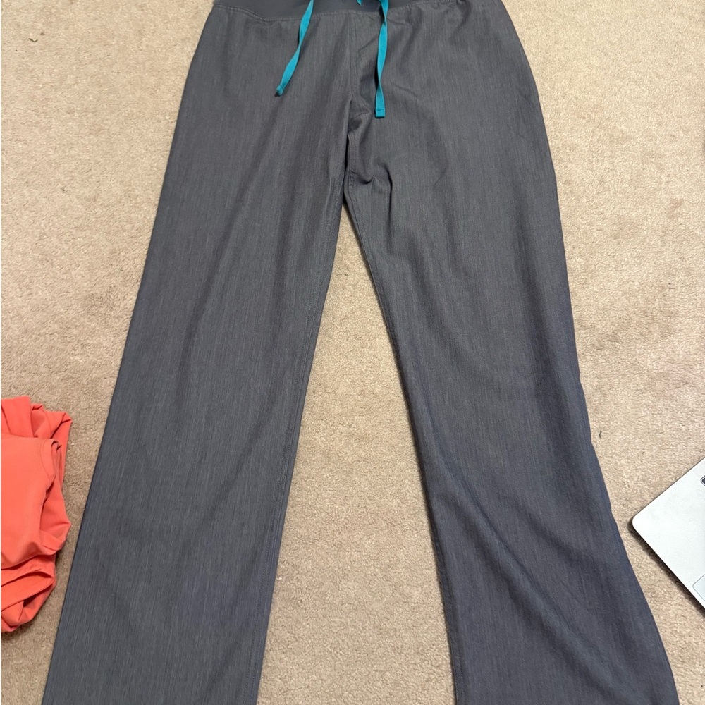 Gray women’s figs set